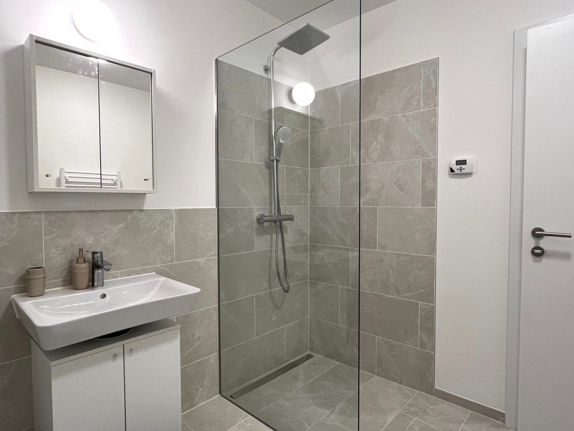 Free Parking / Brandnew With Air Condition And Balcony * Wien