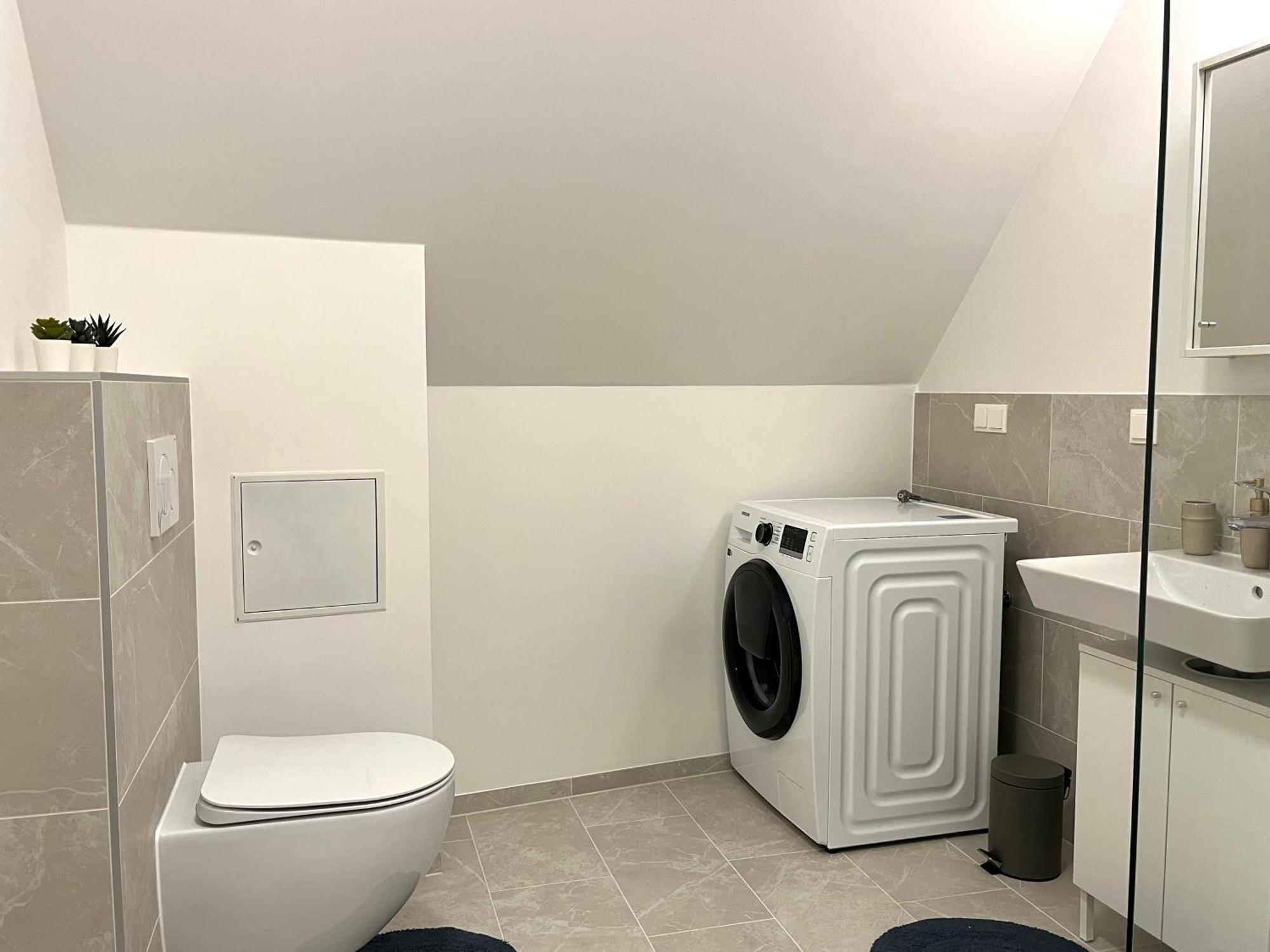 Free Parking / Brandnew With Air Condition And Balcony * Wien